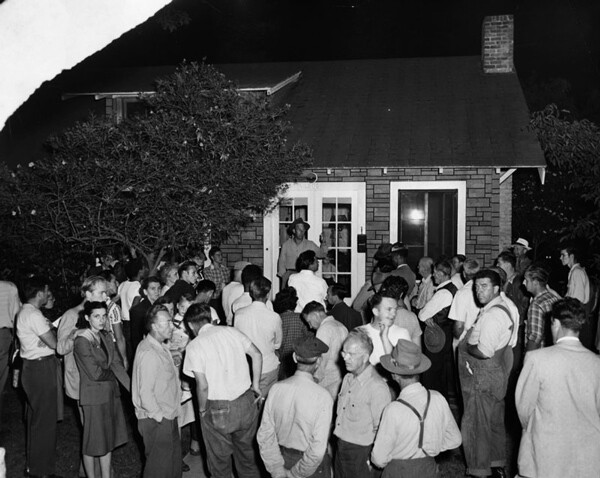 A white mob gathers at 1863 East Seventieth St to protest the sale of this home to a black family in 1949. | Image: Courtesy of Los Angeles Public Library