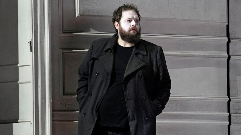 Allan Clayton Performs "To be, or not to be"