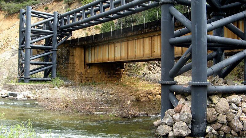 Southern Pacific Railroad installed this guardrail in the river after the 1991 derailment | Photo: mostlydeserts, some rights reserved