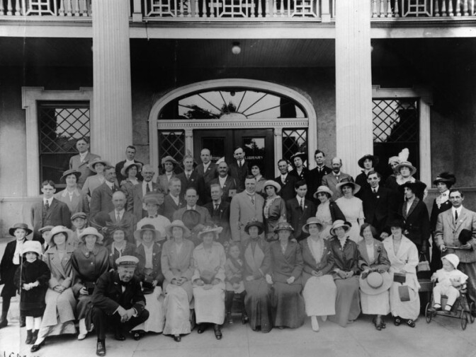 Balloon Route passengers pose in front of the Soldier’s Home