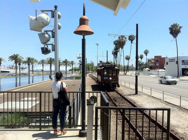 Una filming the Red Car's approach.jpg