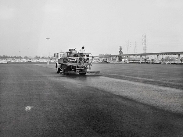 Slurry-sealing the Disneyland parking lot in Anaheim. Courtesy of the Watson Family Photographic Archive.