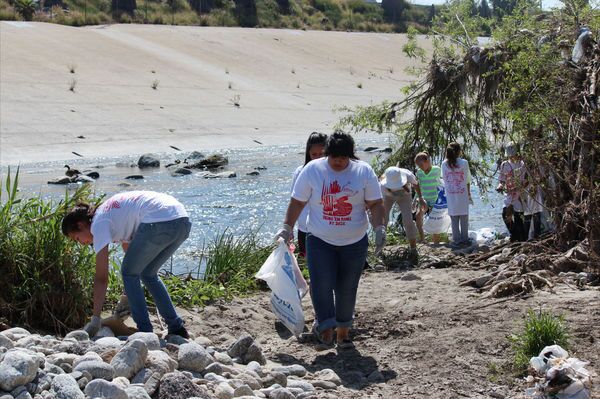 Great L.A. River Cleanup volunteers clean the river near Elysian Valley April 28, 2012. | Susan Nickels.