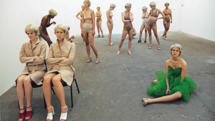Vanessa Beecroft, VB16 Piano Americano-Beige, Deitch Projects, New York, 1996 | Courtesy of Jeffrey Deitch