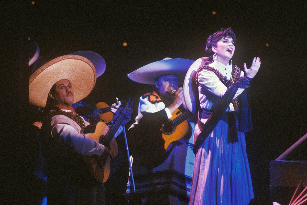 Singer Linda Ronstadt belts out songs in Spanish from her "Canciones de Mi Padre" album at a 1988 Los Angeles, California concert. | George Rose/Getty Images