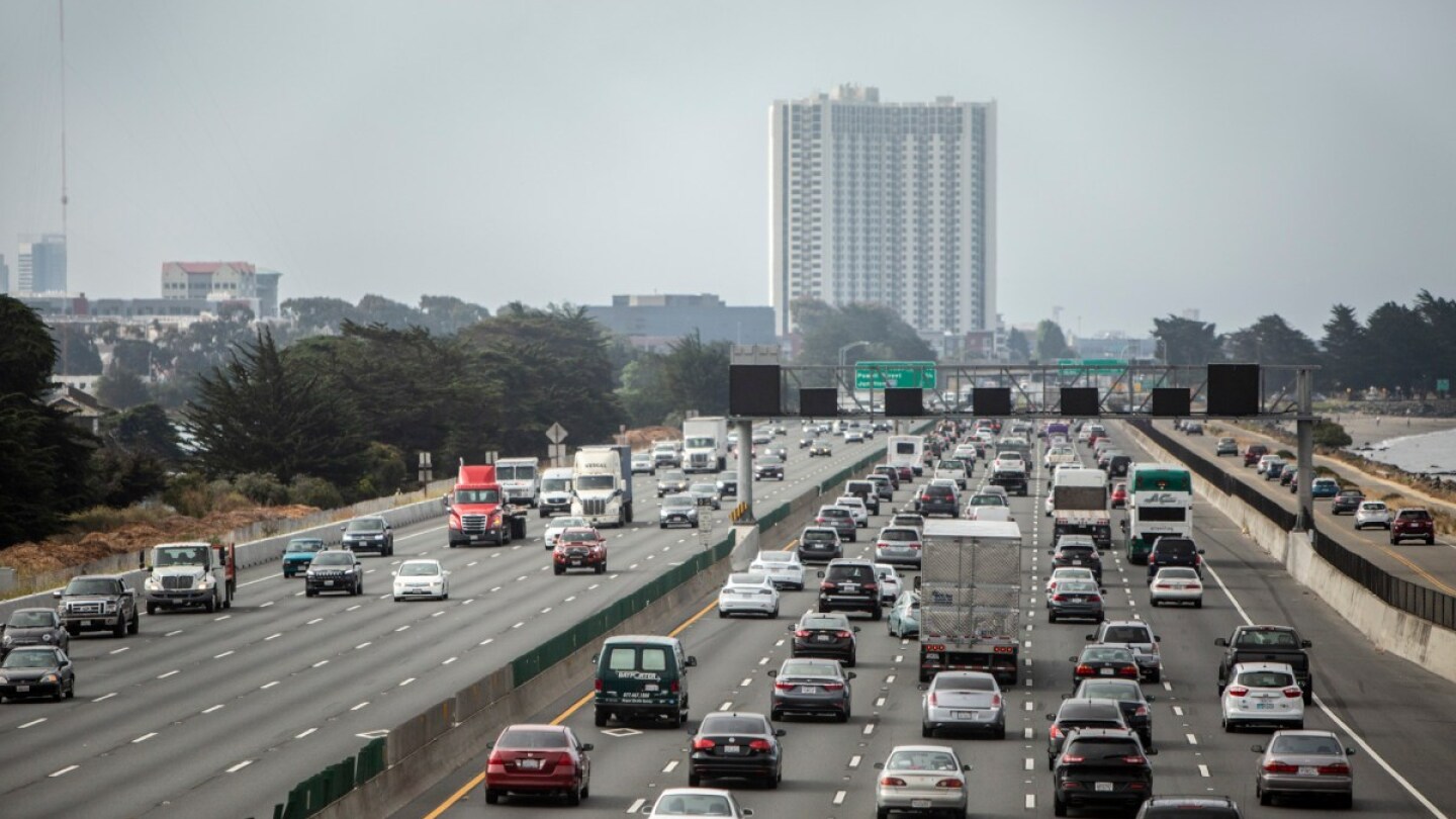 Cars lined up in traffic heading into Oakland.