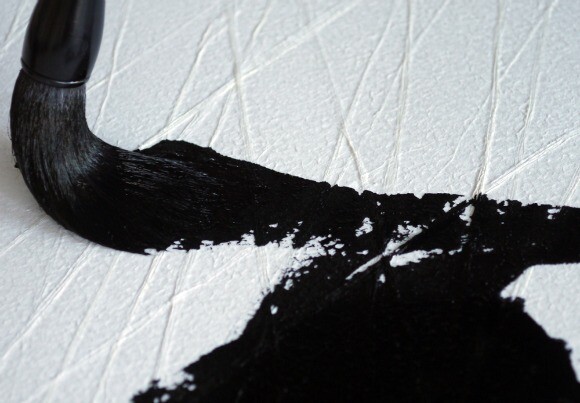 Souun Takeda applying ink to paper; Photo by Edward Hames; Courtesy of the artist and the Porch Gallery Ojai