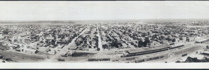 Panoramic view, City of Laredo and Nuevo Laredo, Mexico. (1920) | Prints and Photographs Division, Library of Congress
