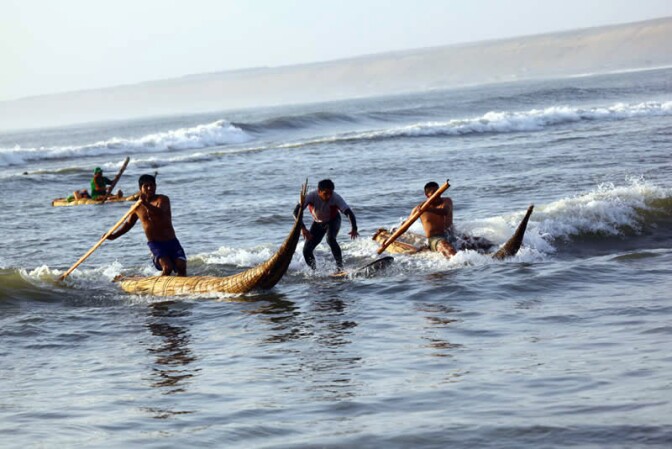 Caballitos de tortora - Surfing in Huanchaco, Peru