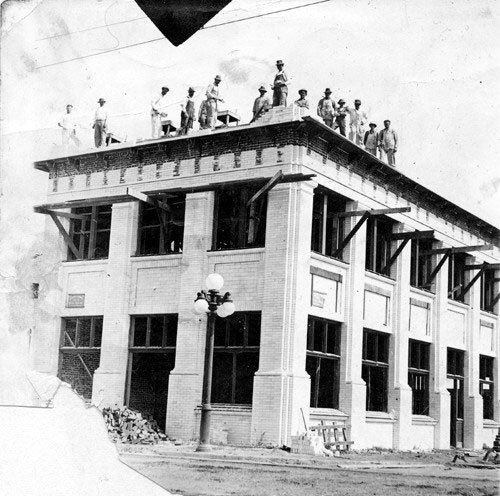 Workers construct the Syndicate Block in Owensmouth at the corner of Sherman Way and Alabama Ave. in 1912. Courtesy of the Calabasas Historical Society and the San Fernando Valley History Digital Library, California State University, Northridge.
