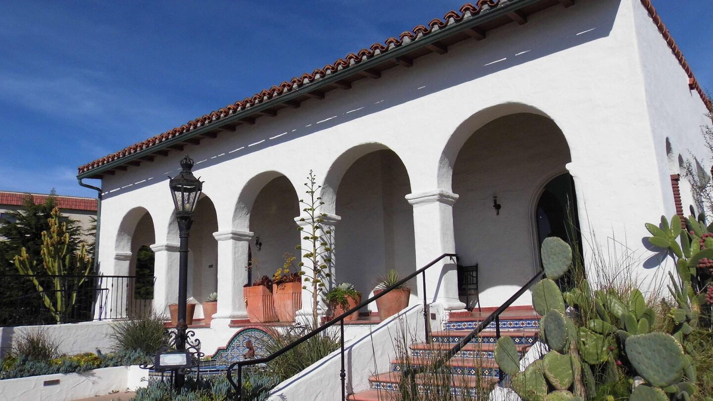 Outdoor view of the Casa Romantica Cultural Center.