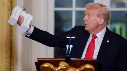 News Wrap: Arts commission approves design of Trump's arch