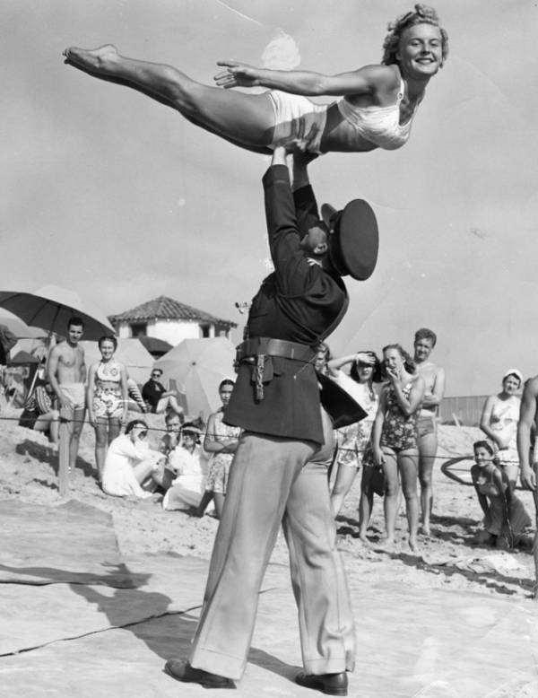 Club Casa del Mar gymnasts | Herald Examiner Collection/Los Angeles Public Library