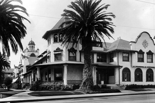 Corner view of the Hollywood Hotel | Photo: Security Pacific National Bank Collection/LAPL