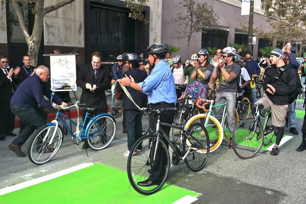 Dedication ceremony for green bike lanes I Photo: Maria Lopez