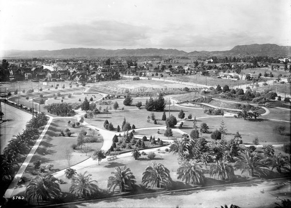 Lafayette Park in 1913. Courtesy of the Title Insurance and Trust, and C.C. Pierce Photography Collection, USC Libraries.