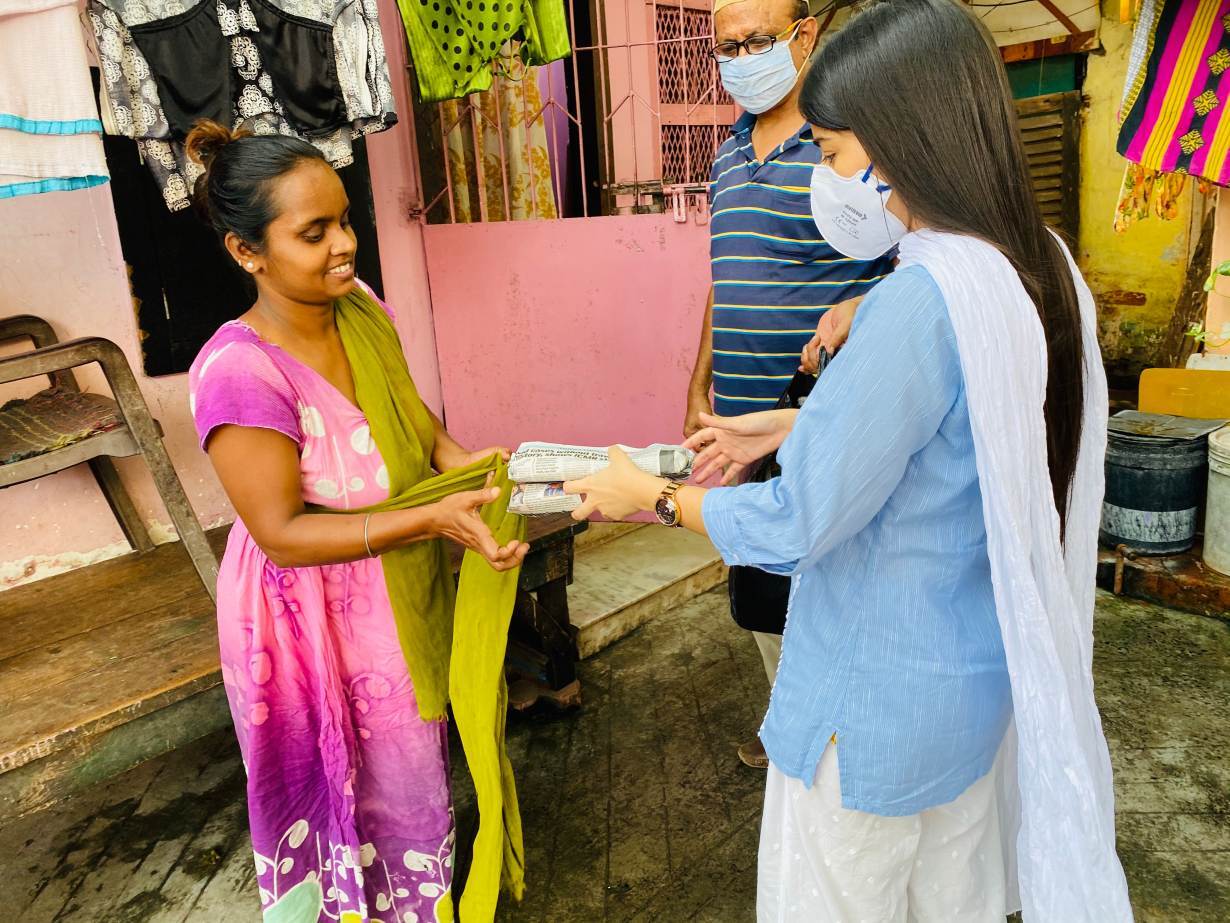 Aqsa Mushtaque (R) distributes sanitary pads in the slums of Kolkata, India on June 10, 2020. | Photo credit: Aqsa Mushtaque