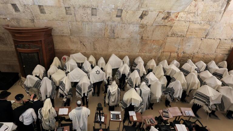 Israelis mark Passover in shadow of war