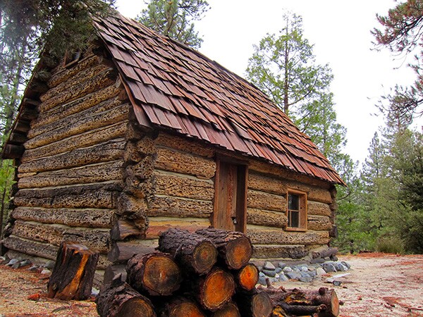 The second ranger station built in the United States was moved from the West Fork to the Chilao Visitor Center and restored in the early 1980s. | Photo: Daniel Medina