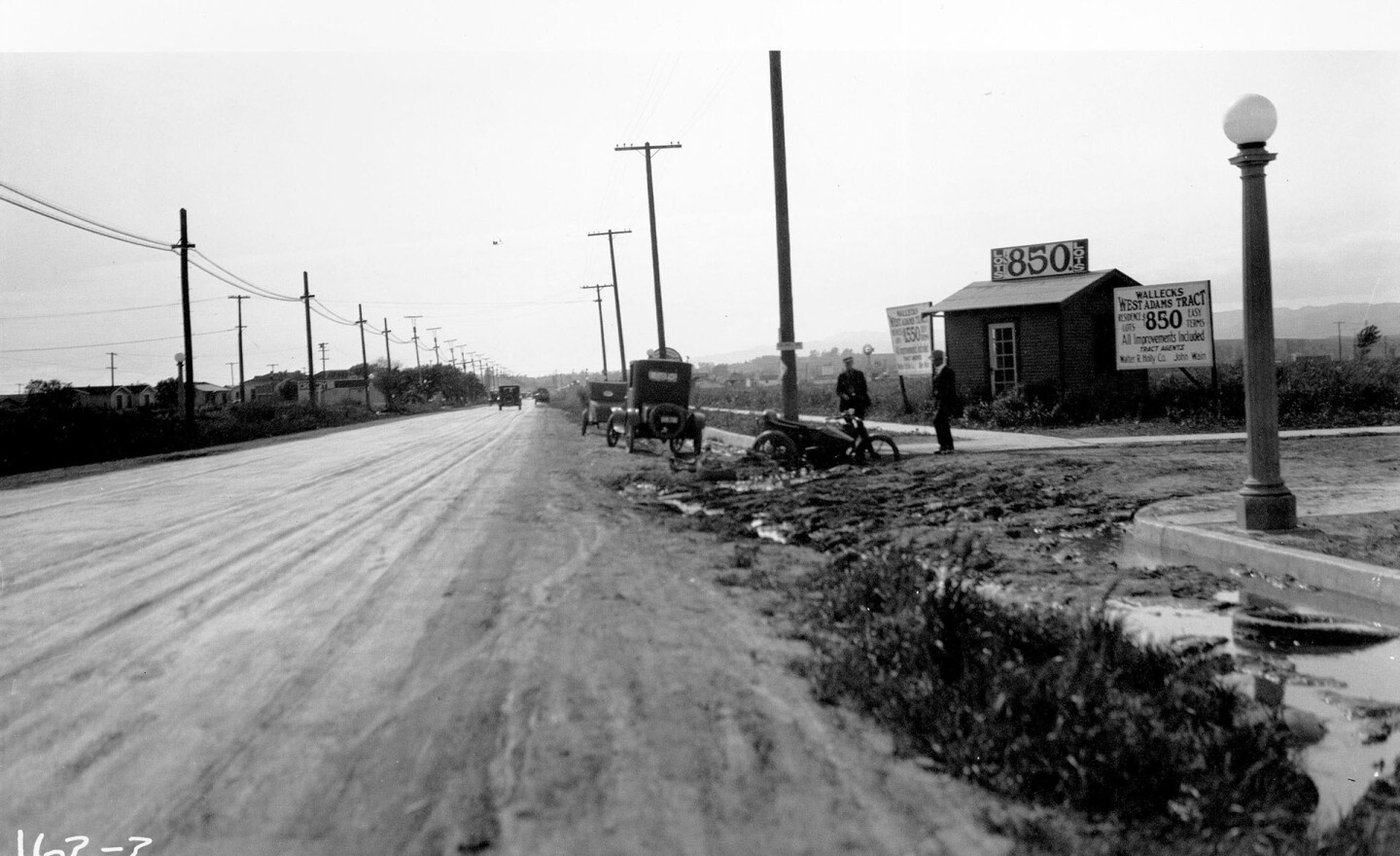West Adams Boulevard at Caldwell Avenue (now Ridgley Drive), 1923. Courtesy of the Automobile Club of Southern California Archives.