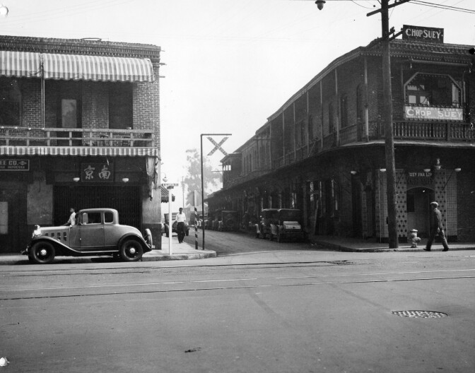 Street view of the cross-section of Alameda and Marchessault streets, showing the Tuey Far Low cafe in 1932. The restaurant served Chinese food and noodles to customers.