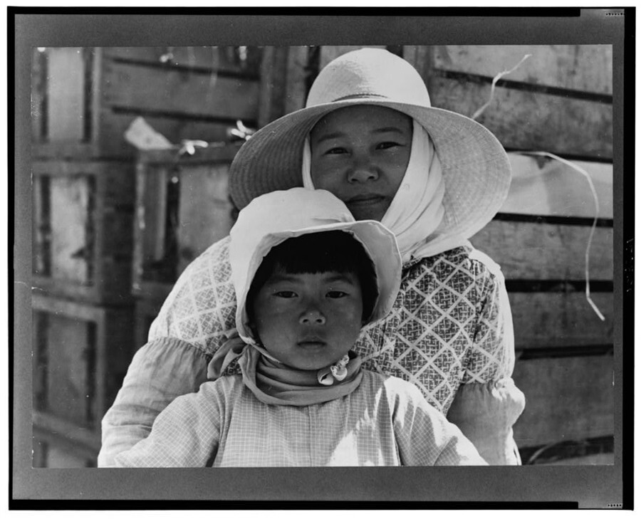 Dorothea Lange, "Japanese mother and daughter, agricultural workers near Guadalupe, California." | Photo: Courtesy of the Library of Congress