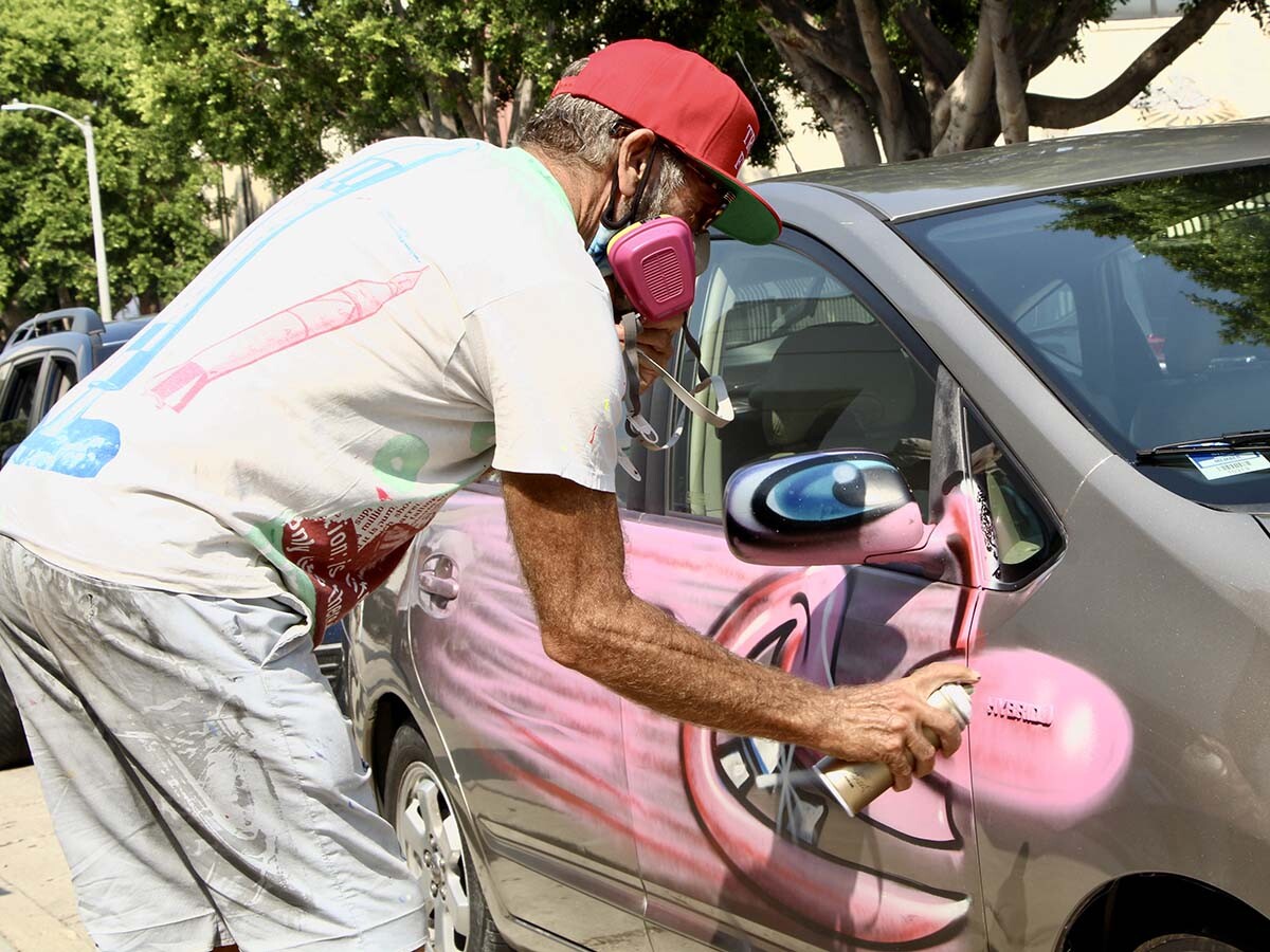 Kenny Scharf bombing a car September 26, 2020 | Jordan Riefe