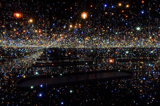 Yayoi Kusama, Infinity Mirrored Room – The Souls of Millions of Light Years Away, 2013, at the Hirshhorn Museum and Sculpture Garden | Cathy Carver, Courtesy of David Zwirner, N.Y. © Yayoi Kusama