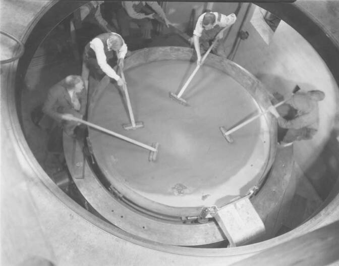 Cleaning the mirror for the Hooker 100-inch telescope at Mount Wilson Observatory | Image courtesy of the Observatories of the Carnegie Institution for Science Collection at the Huntington Library, San Marino, California