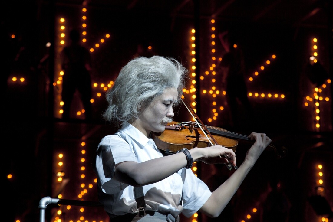 Jennifer Koh plays Einstein in Philip Glass and Robert Wilson's "Einstein on the Beach" in 2012 | Lucie Jansch