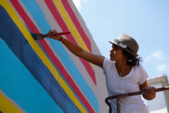 Kristy Sandoval applies detail to mural in Istanbul. | Photo: Mehmet Naci Demirkol.