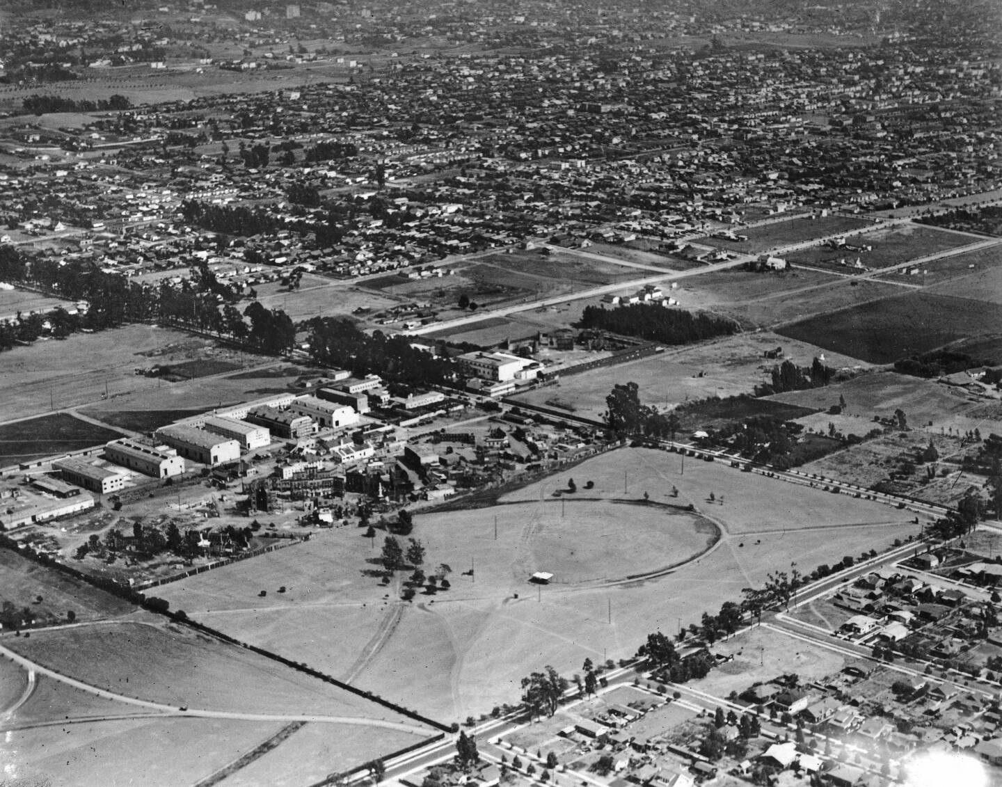 Aerial view of Brunton Studio, and its surroundings, 1918