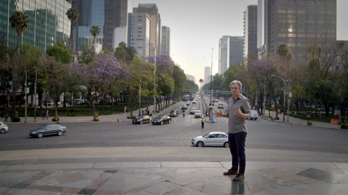 "Life-Sized City" host Mikael Colville-Andersen stands before a city intersection in Mexico City. | "Life-Sized City: Mexico City"