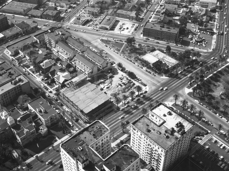A 1956 view of the Hoover (running across top) and Wilshire with the edge of Lafayette Park on the far right side