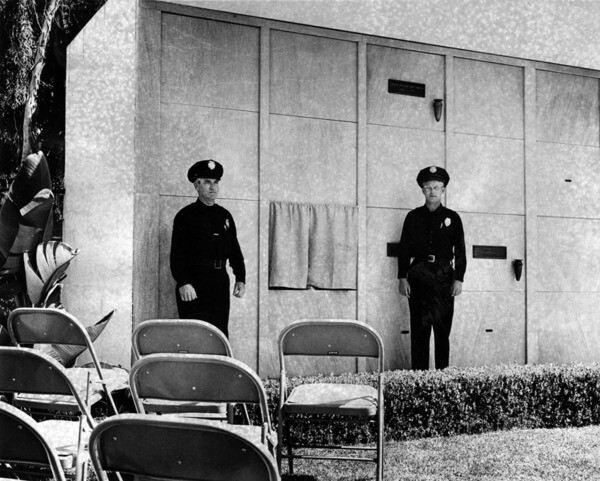 Studio police guard Marilyn Monroe's crypt, August 8, 1962 | Herald-Examiner Collection, Los Angeles Public Library