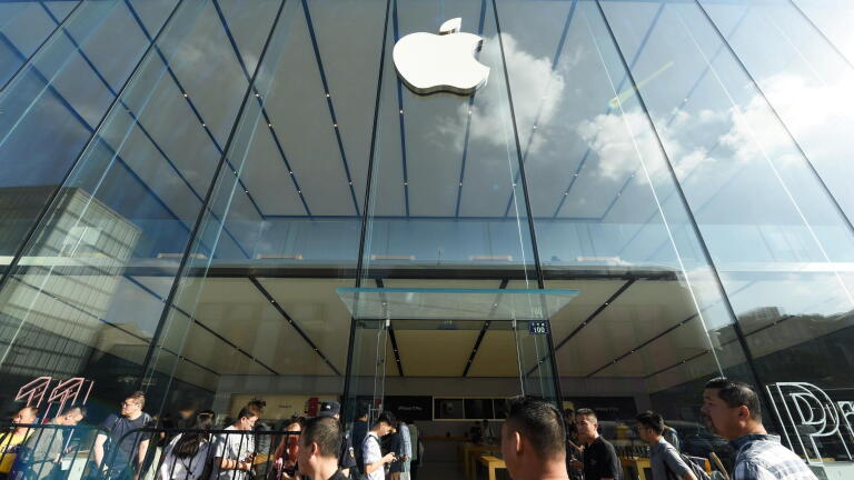 Apple, DOJ battle over access to Pensacola shooter's phone