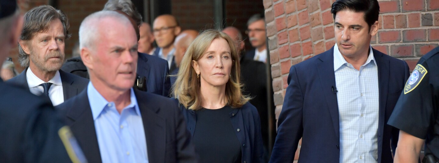 Felicity Huffman and husband walking with group out of court cropped