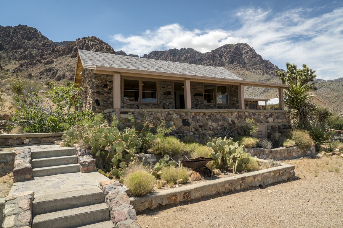 Above: Ida and Jack Mitchell hand built their home from native stone. The building now serves as the park's interpretive center. | Photo: Kim Stringfellow