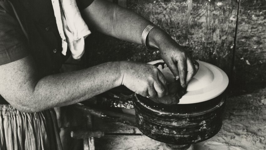 Edith Heath making pottery | Courtesy of the Environmental Design Archives at UC Berkeley