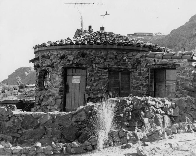 The former home of architect R. Lee Miller. The sign on the door says: "Shanti. Enter with Primitive Bare Feet." | Courtesy of Palm Springs Historical Society. All Rights Reserved.