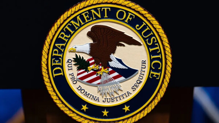 ARCHIVO – El logotipo del Departamento de Justicia de Estados Unidos en un podio antes de una conferencia de prensa, el 4 de mayo de 2026, en Washington. (Julia Demaree Nikhinson/AP Photo/Julia Demaree Nikhinson)