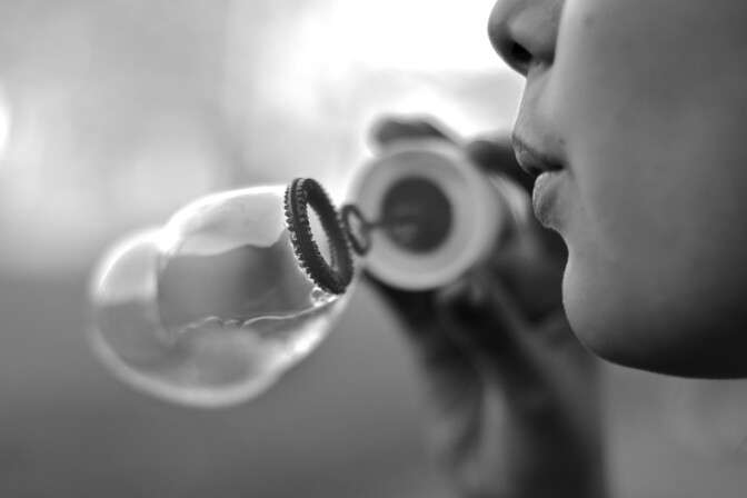Blowing bubbles. | Unsplash/Julie Laiymani @julielaiymani)