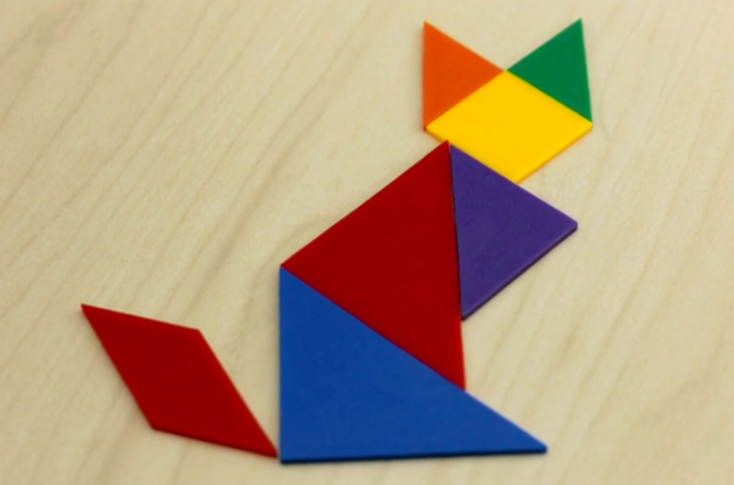 A cat shape made from a tangram.