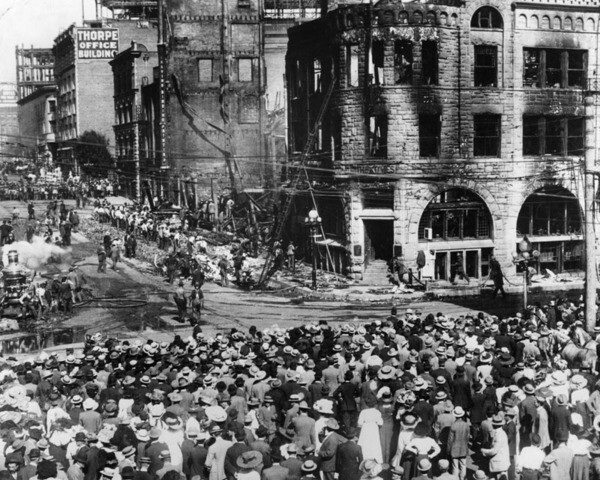 Crowd gathers after the bombing | Security Pacific National Bank Collection, Los Angeles Public Library