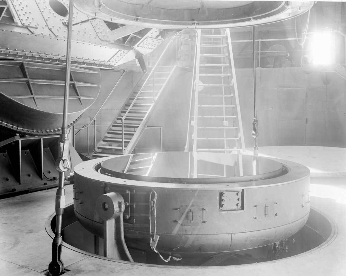Mirror for the Hooker 100-inch reflecting telescope in its cell, Mount Wilson Observatory | Image courtesy of the Observatories of the Carnegie Institution for Science Collection at the Huntington Library, San Marino, California