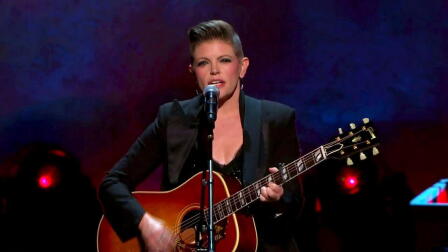 Natalie Maines Performs "She's Got A Way"