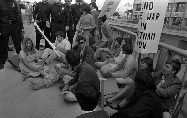 Protesters sit in front of the Century Plaza Hotel in defiance of police orders. Courtesy of the Los Angeles Times Photographic Archive, Young Research Library, UCLA.