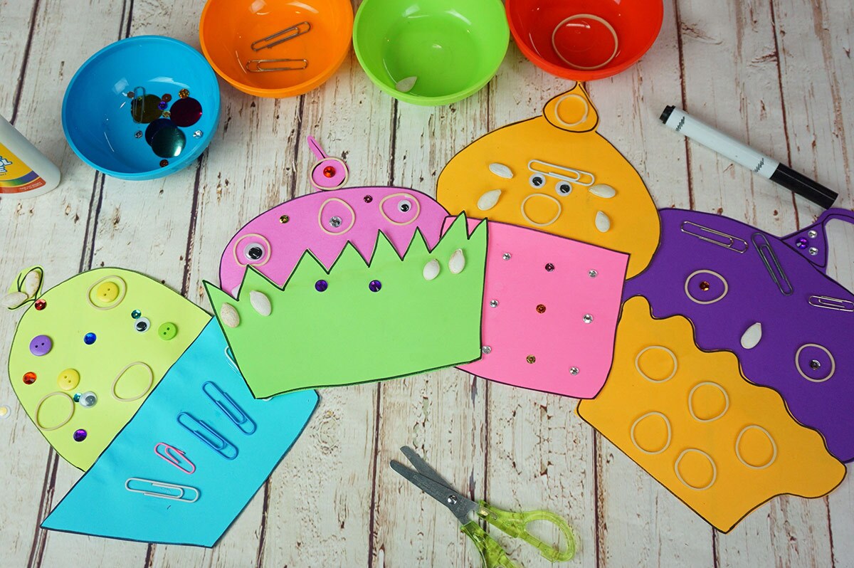 Coloridos pastelitos hechos de papel y decorados con lentejuelas de colores, ligas, botones, ojos saltones y clips de papel.