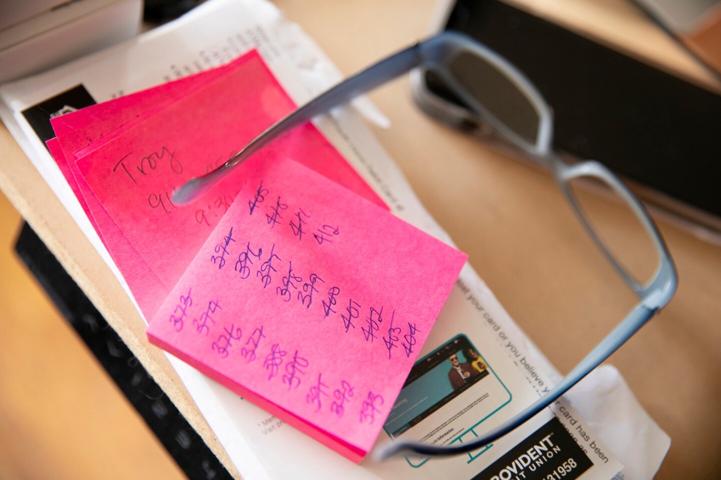 Alyssa Jenkins’ keeps track of the over 400 vaccine appointments she made for people on a pink sticky note.