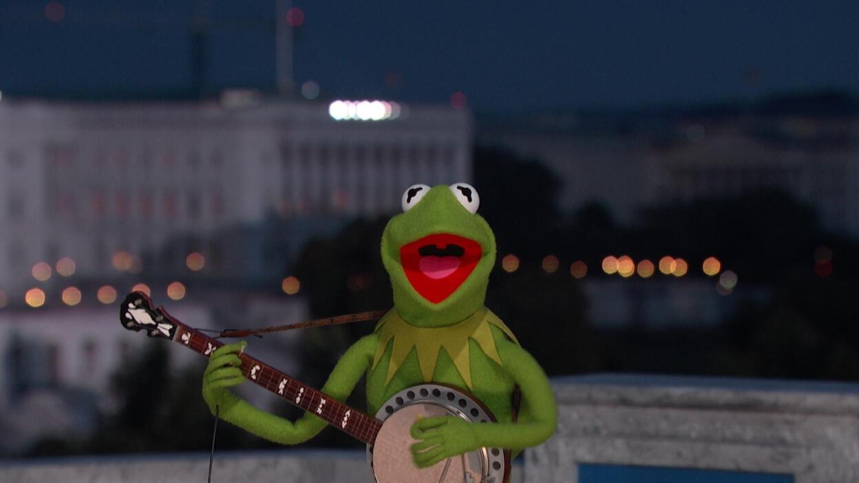 Kermit the Frog Performs "Rainbow Connection"